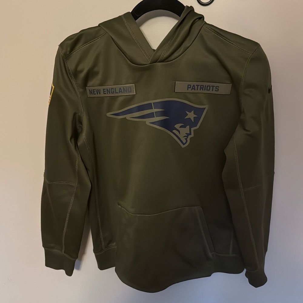 Salute to Service limited edition New England patriots sweatshirt.  Like new
